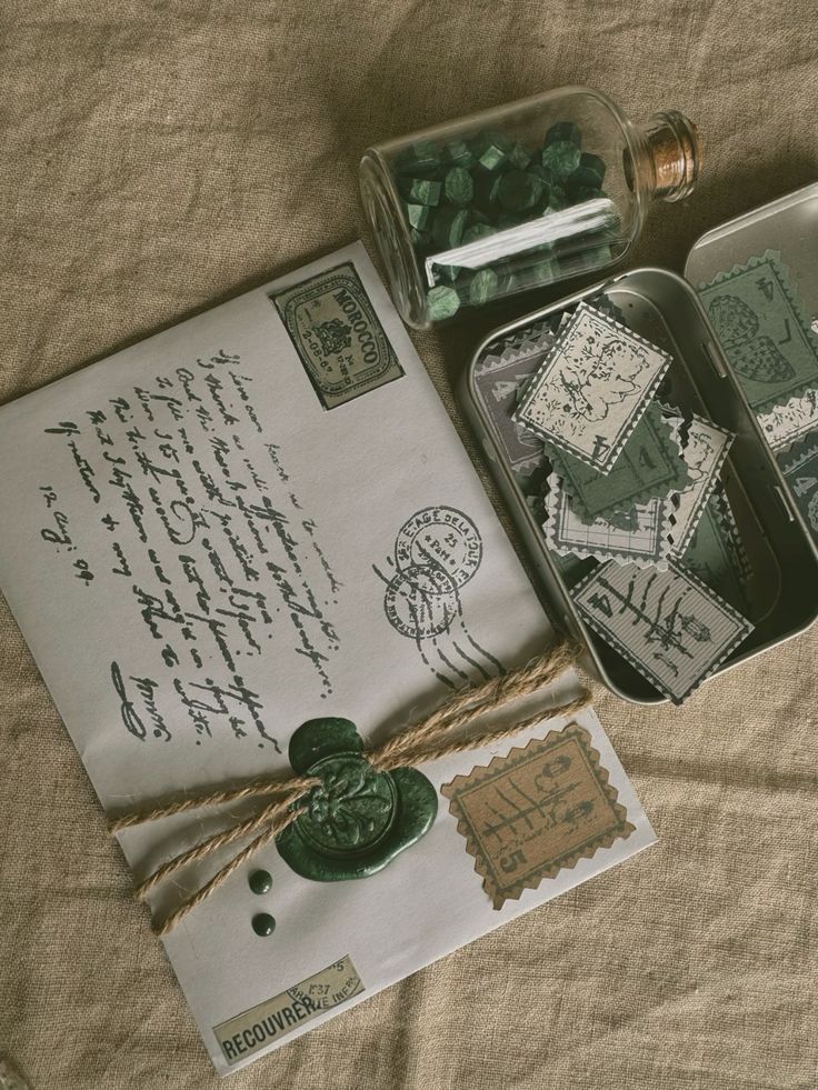 Une enveloppe manuscrite scellée, timbres vintage, invitation à ralentir